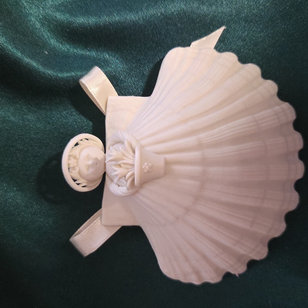 Tulip Angel Special Edition Ornament/Figurine 1998. Made in the USA.